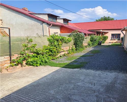 Casa 2 camere | decomandat 50mp | curte privata 40mo | zona Lazaret