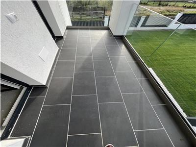 Casa moderna 5 camere 2 bai teren 498 mp 4 parcari 10 km de Sibiu