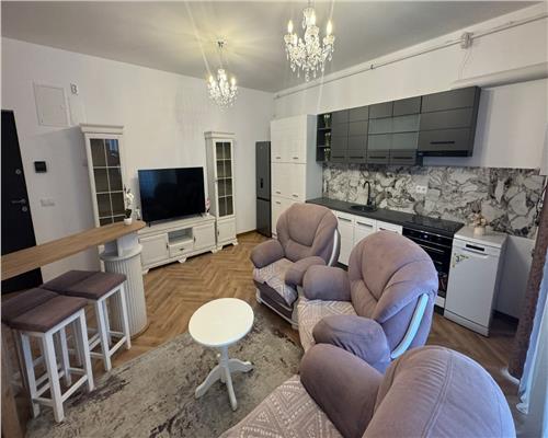Apartament nou de lux cu 3 camere si garaj zona Centrala