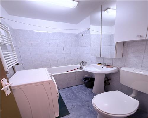 Garsoniera la mansarda cu balcon pe Str Siretului