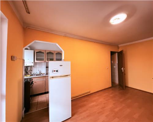 Garsoniera la mansarda cu balcon pe Str Siretului