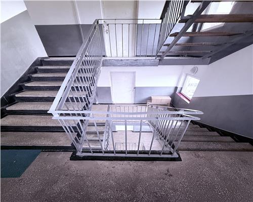 Garsoniera la mansarda cu balcon pe Str Siretului