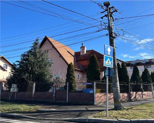 Casa cu 7 camere 3 bai si curte de 630 mp