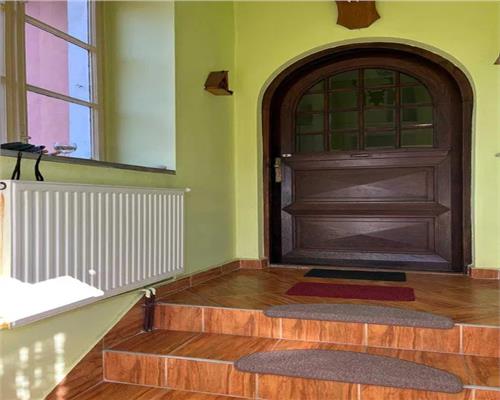 Casa cu 7 camere 3 bai si curte de 630 mp