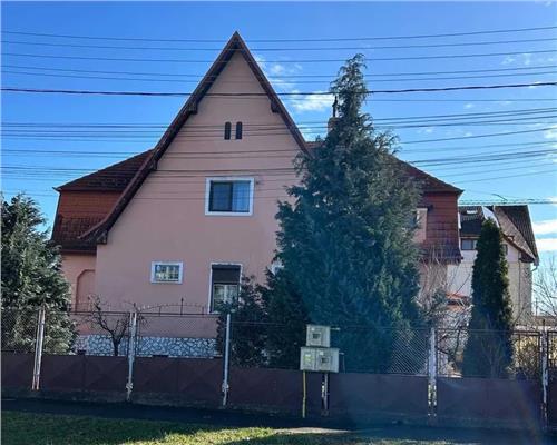 Casa cu 7 camere 3 bai si curte de 630 mp