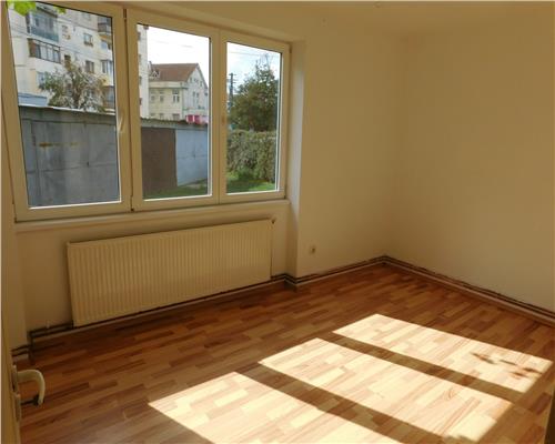 Apartament 3 camere decomandat  cu gradina proprie in Vasile Aaron