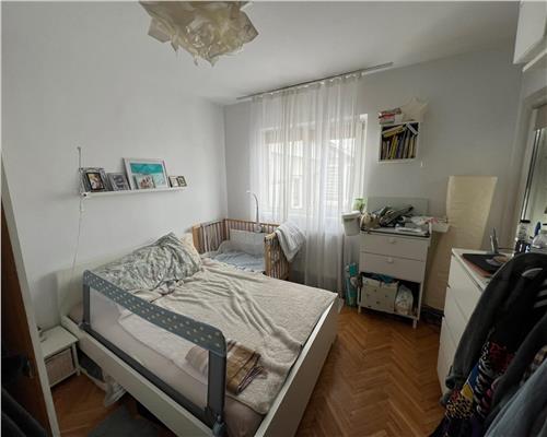 Vand apartament 2 camere decomandat cu balcon zona Dioda