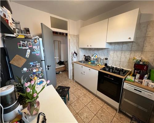 Vand apartament 2 camere decomandat cu balcon zona Dioda