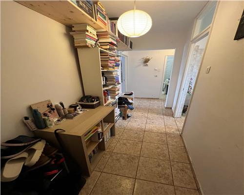 Vand apartament 2 camere decomandat cu balcon zona Dioda