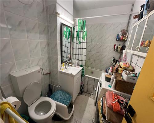 Vand apartament 2 camere decomandat cu balcon zona Dioda