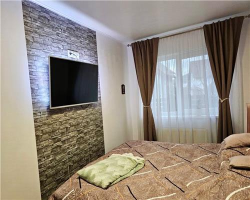 Apartament mobilat modern 2 camere balcon curte si parcare