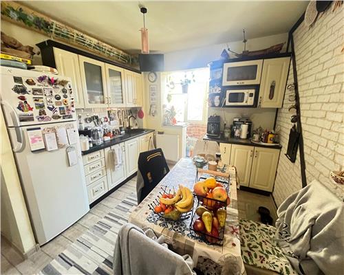 Apartament cu 3 camere etajul 1 cu balcon in Vasile Aaron