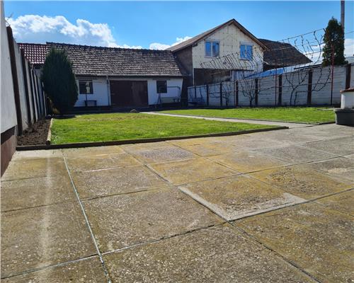 Casa individuala cu 3 camere 2 bai si 554 mp teren in Selimbar