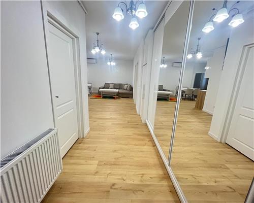 Apartament modern cu 3 camere si 2 bai in zona Centrala