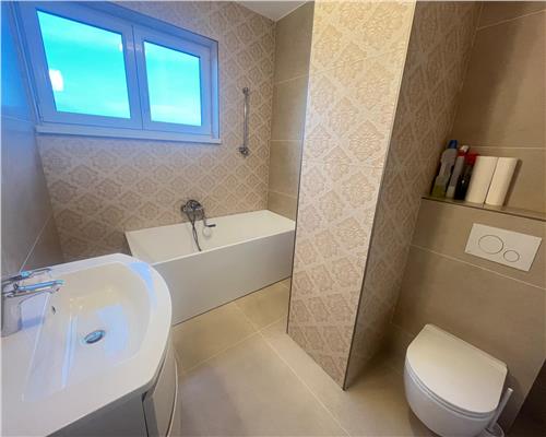 Apartament modern cu 3 camere si 2 bai in zona Centrala