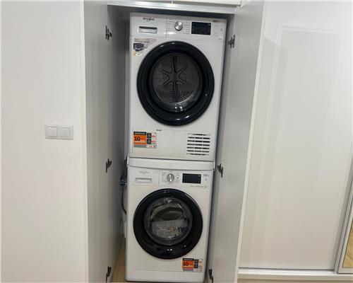 Apartament modern cu 3 camere si 2 bai in zona Centrala