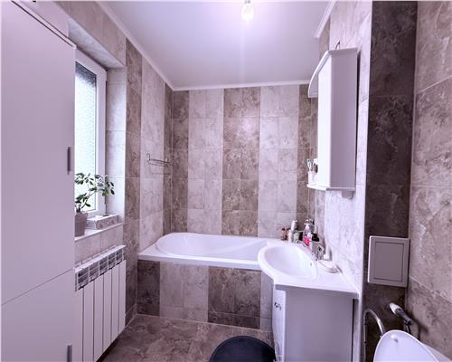 Apartament complet utilat 3 camere balcon parcare zona Mandra