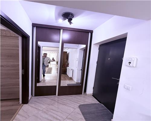 Apartament complet utilat 3 camere balcon parcare zona Mandra