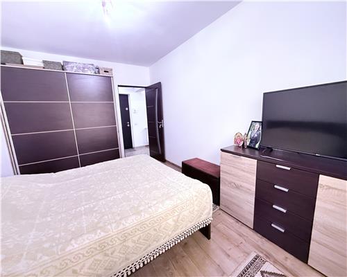 Apartament complet utilat 3 camere balcon parcare zona Mandra