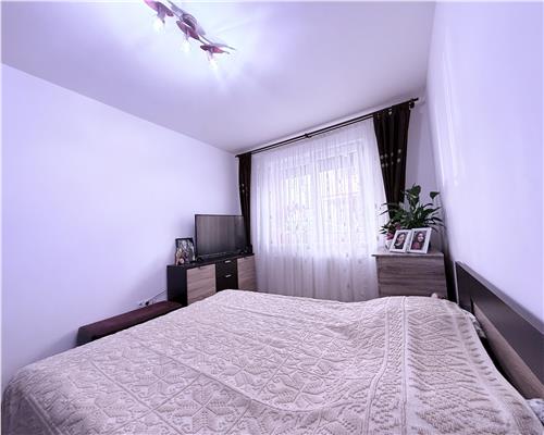 Apartament complet utilat 3 camere balcon parcare zona Mandra