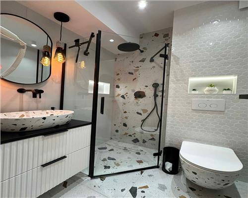 Apartament lux 3 camere 2 bai 3 balcoane 2 parcari si piscina