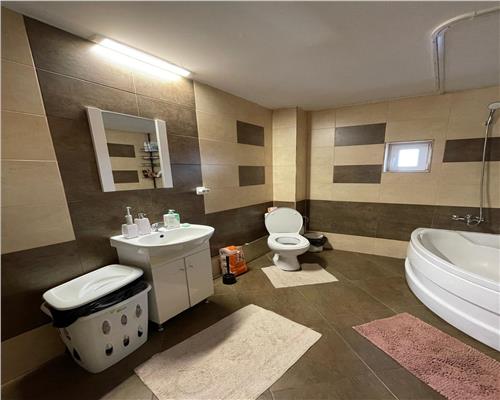 Apartament spatios cu 3 camere 2 balcoane si parcare Calea Turnisorului