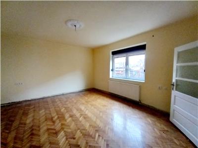 Apartament la casa 2 camere garaj si curte zona Piata Cluj